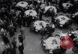 Immagine di Pranzo di scrittori di Hollywood e gli attori in città universale California United States USA, 1963, secondo 55 filmato di repertorio 65675039166