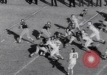 Standbild Football Game United States USA, 1963, aus Sekunde 57 historischem Filmmaterial Videoclip 65675039172