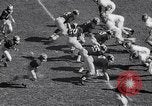 Standbild Fußball Ann Arbor Michigan USA, 1963, aus Sekunde 15 historischem Filmmaterial Videoclip 65675039174