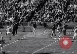 Standbild Football Game New York United States USA, 1963, aus Sekunde 25 historischem Filmmaterial Videoclip 65675039175