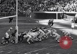 Standbild Football Game New York United States USA, 1963, aus Sekunde 27 historischem Filmmaterial Videoclip 65675039175