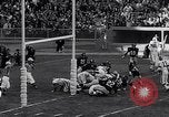 Standbild Football Game New York United States USA, 1963, aus Sekunde 29 historischem Filmmaterial Videoclip 65675039175