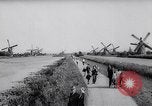 Immagine di Mulini a vento Kinderdijk Olanda, 1963, secondo 49 filmato di repertorio 65675039179