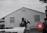 Standbild John Kennedy besuche Sohn Patrick Bouvier Kennedy Otis Air Force Base Massachusetts USA, 1963, aus Sekunde 16 historischem Filmmaterial Videoclip 65675039182