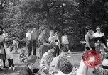 Standbild John Kennedy besuche Sohn Patrick Bouvier Kennedy Otis Air Force Base Massachusetts USA, 1963, aus Sekunde 17 historischem Filmmaterial Videoclip 65675039182