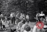 Standbild John Kennedy besuche Sohn Patrick Bouvier Kennedy Otis Air Force Base Massachusetts USA, 1963, aus Sekunde 18 historischem Filmmaterial Videoclip 65675039182