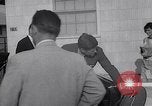 Standbild John Kennedy besuche Sohn Patrick Bouvier Kennedy Otis Air Force Base Massachusetts USA, 1963, aus Sekunde 22 historischem Filmmaterial Videoclip 65675039182