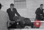 Standbild John Kennedy besuche Sohn Patrick Bouvier Kennedy Otis Air Force Base Massachusetts USA, 1963, aus Sekunde 29 historischem Filmmaterial Videoclip 65675039182