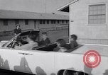 Standbild John Kennedy besuche Sohn Patrick Bouvier Kennedy Otis Air Force Base Massachusetts USA, 1963, aus Sekunde 31 historischem Filmmaterial Videoclip 65675039182