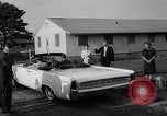Standbild John Kennedy besuche Sohn Patrick Bouvier Kennedy Otis Air Force Base Massachusetts USA, 1963, aus Sekunde 34 historischem Filmmaterial Videoclip 65675039182