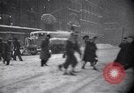 Immagine di Innevate per strade e veicoli New York City USA, 1947, secondo 24 filmato di repertorio 65675039184