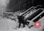 Immagine di Innevate per strade e veicoli New York City USA, 1947, secondo 41 filmato di repertorio 65675039184