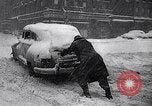 Immagine di Innevate per strade e veicoli New York City USA, 1947, secondo 44 filmato di repertorio 65675039184