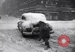 Immagine di Innevate per strade e veicoli New York City USA, 1947, secondo 46 filmato di repertorio 65675039184