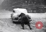 Immagine di Innevate per strade e veicoli New York City USA, 1947, secondo 47 filmato di repertorio 65675039184