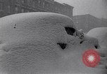 Immagine di Innevate per strade e veicoli New York City USA, 1947, secondo 58 filmato di repertorio 65675039184