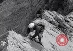 Standbild Bergsteiger Kanada, 1963, aus Sekunde 46 historischem Filmmaterial Videoclip 65675039202