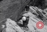 Standbild Bergsteiger Kanada, 1963, aus Sekunde 49 historischem Filmmaterial Videoclip 65675039202