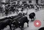 Standbild Tiertreibens Pamplona Spanien, 1963, aus Sekunde 12 historischem Filmmaterial Videoclip 65675039203