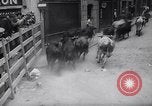 Standbild Tiertreibens Pamplona Spanien, 1963, aus Sekunde 15 historischem Filmmaterial Videoclip 65675039203