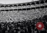 Standbild Tiertreibens Pamplona Spanien, 1963, aus Sekunde 27 historischem Filmmaterial Videoclip 65675039203