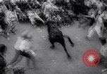 Standbild Tiertreibens Pamplona Spanien, 1963, aus Sekunde 47 historischem Filmmaterial Videoclip 65675039203