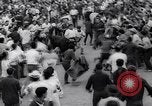 Standbild Tiertreibens Pamplona Spanien, 1963, aus Sekunde 52 historischem Filmmaterial Videoclip 65675039203
