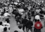 Standbild Tiertreibens Pamplona Spanien, 1963, aus Sekunde 53 historischem Filmmaterial Videoclip 65675039203