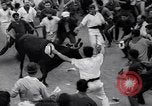 Standbild Tiertreibens Pamplona Spanien, 1963, aus Sekunde 55 historischem Filmmaterial Videoclip 65675039203