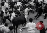 Standbild Tiertreibens Pamplona Spanien, 1963, aus Sekunde 56 historischem Filmmaterial Videoclip 65675039203