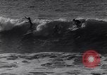 Standbild Surf-boarding baskische Küste Frankreich, 1963, aus Sekunde 7 historischem Filmmaterial Videoclip 65675039206