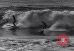 Standbild Surf-boarding baskische Küste Frankreich, 1963, aus Sekunde 9 historischem Filmmaterial Videoclip 65675039206