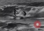 Standbild Surf-boarding baskische Küste Frankreich, 1963, aus Sekunde 10 historischem Filmmaterial Videoclip 65675039206