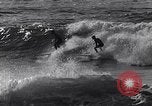 Standbild Surf-boarding baskische Küste Frankreich, 1963, aus Sekunde 11 historischem Filmmaterial Videoclip 65675039206