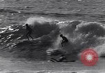 Standbild Surf-boarding baskische Küste Frankreich, 1963, aus Sekunde 12 historischem Filmmaterial Videoclip 65675039206