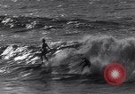 Standbild Surf-boarding baskische Küste Frankreich, 1963, aus Sekunde 13 historischem Filmmaterial Videoclip 65675039206