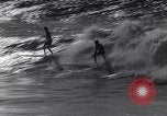 Standbild Surf-boarding baskische Küste Frankreich, 1963, aus Sekunde 14 historischem Filmmaterial Videoclip 65675039206