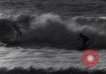 Standbild Surf-boarding baskische Küste Frankreich, 1963, aus Sekunde 15 historischem Filmmaterial Videoclip 65675039206