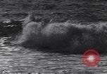 Standbild Surf-boarding baskische Küste Frankreich, 1963, aus Sekunde 17 historischem Filmmaterial Videoclip 65675039206