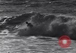 Standbild Surf-boarding baskische Küste Frankreich, 1963, aus Sekunde 18 historischem Filmmaterial Videoclip 65675039206