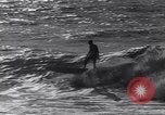 Standbild Surf-boarding baskische Küste Frankreich, 1963, aus Sekunde 20 historischem Filmmaterial Videoclip 65675039206