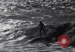 Standbild Surf-boarding baskische Küste Frankreich, 1963, aus Sekunde 21 historischem Filmmaterial Videoclip 65675039206
