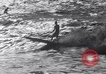 Standbild Surf-boarding baskische Küste Frankreich, 1963, aus Sekunde 22 historischem Filmmaterial Videoclip 65675039206