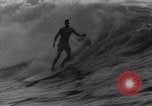 Standbild Surf-boarding baskische Küste Frankreich, 1963, aus Sekunde 26 historischem Filmmaterial Videoclip 65675039206