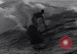 Standbild Surf-boarding baskische Küste Frankreich, 1963, aus Sekunde 27 historischem Filmmaterial Videoclip 65675039206