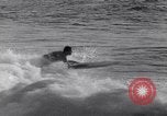 Standbild Surf-boarding baskische Küste Frankreich, 1963, aus Sekunde 28 historischem Filmmaterial Videoclip 65675039206