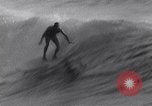 Standbild Surf-boarding baskische Küste Frankreich, 1963, aus Sekunde 31 historischem Filmmaterial Videoclip 65675039206