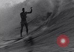 Standbild Surf-boarding baskische Küste Frankreich, 1963, aus Sekunde 32 historischem Filmmaterial Videoclip 65675039206