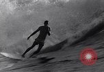 Standbild Surf-boarding baskische Küste Frankreich, 1963, aus Sekunde 33 historischem Filmmaterial Videoclip 65675039206