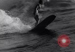 Standbild Surf-boarding baskische Küste Frankreich, 1963, aus Sekunde 34 historischem Filmmaterial Videoclip 65675039206